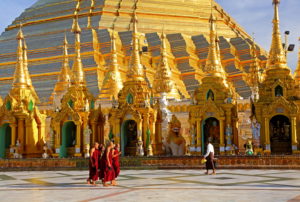 Marmorplattform mit Altären vor der Shwedagon-Pagode, Yangon, ( Rangun ), Myanmar Marmorplattform mit Altären vor der Shwedagon-Pagode, Yangon, ( Rangun ), Myanmar
